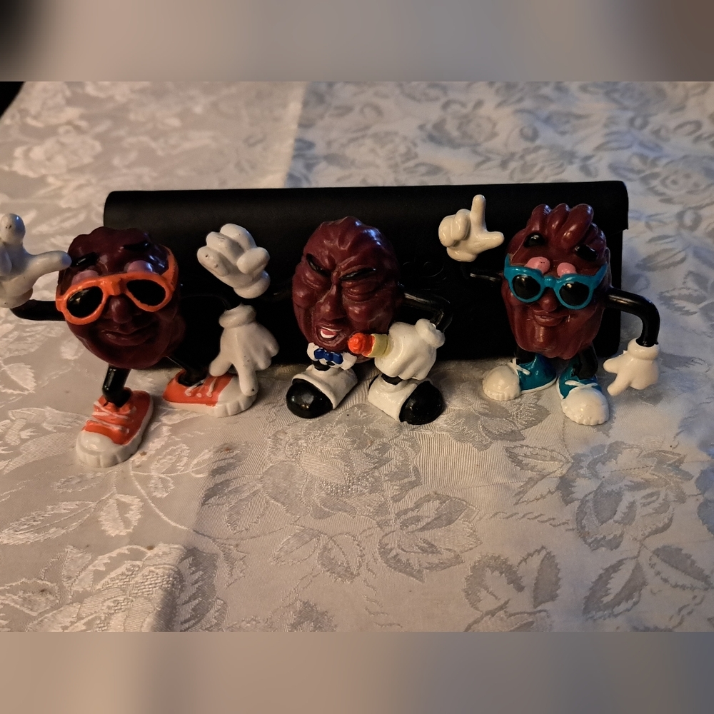 3 collectible raisins by Applause.  In excellent condition and the actual color